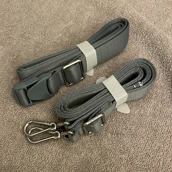 RFID Small Convertible Crossbody NWT - Picture 4 of 10